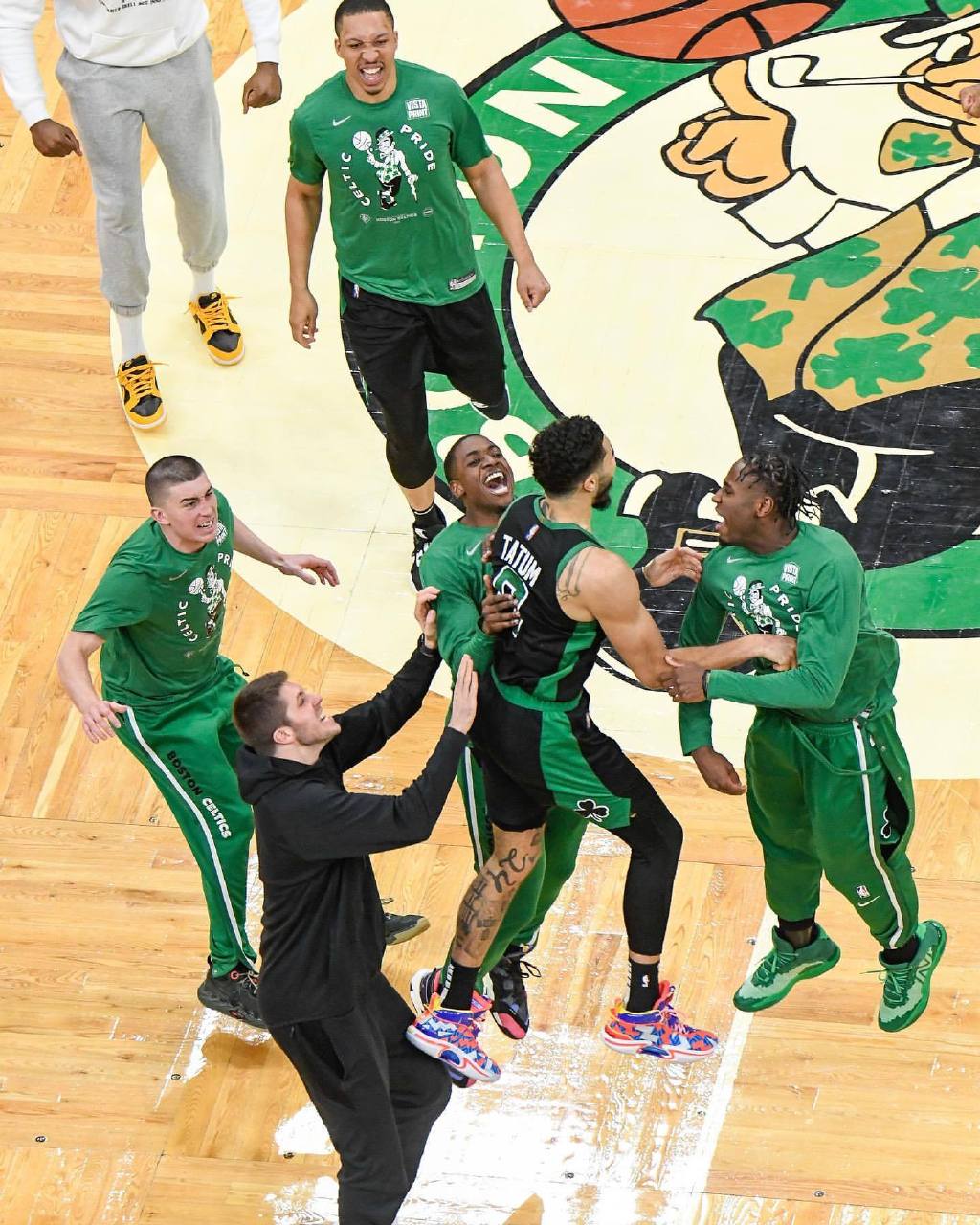 包含皇家马德里教练压力巨大！，塔图姆遭遇三持续失利观众掌声雷动的词条九游体育版